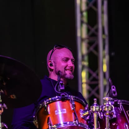 Perkusista podczas koncertu The Phil Collins Tribute Show