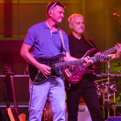 Sekcja gitarowa i basowa podczas koncertu