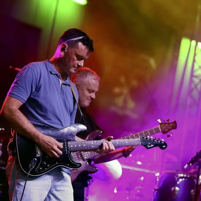 Sekcja gitarowa i basowa podczas koncertu