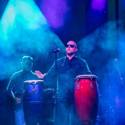 Muzyk grający na instrumentach perkusyjnych podczas koncertu