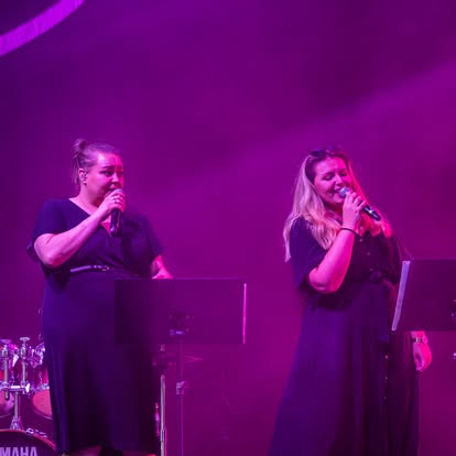 Wokalistki The Phil Collins Tribute Show podczas koncertu